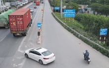 Ảnh: Cầu Thanh Trì phân luồng lại làn xe, ô tô vẫn tự do đi vào làn xe máy khiến giao thông lộn xộn