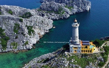 Ngắm ngọn hải đăng cổ bậc nhất Việt Nam nằm trên đảo hoang sơ, hiểm trở