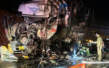 Xe khách giường nằm đấu đầu xe tải, 2 người chết, 11 người bị thương