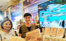 Lạ lùng giám đốc ôm 40 sổ đỏ tới hội nghị để… trưng bày