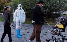 Vừa nới lỏng, Trung Quốc ghi nhận số ca mắc COVID-19 tăng  nhanh