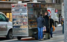 Bán hàng ven đường kiếm tiền tỷ mỗi năm: Cạnh tranh gay gắt chỉ là cái cớ, thời nào cũng vậy, nếu đủ giỏi, ắt sẽ phất lên