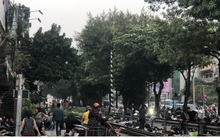 Chợ đồ cũ họp ngay chân đường tàu hoả, bất chấp nguy hiểm: Chính quyền có hay?