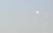 Tại sao đôi khi chúng ta có thể nhìn thấy Mặt trăng vào ban ngày?