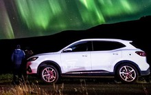 Vợ chồng Việt du lịch tiết kiệm bằng xe tự lái, cứ 5 phút dừng lại ngắm cảnh