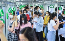 Người Hà Nội tránh cảnh tắc đường đi làm, tàu điện Cát Linh - Hà Đông chật kín người vào buổi sáng