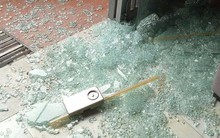 Nữ sinh lớp 9 bị kính cửa lớp học cứa vào cổ tử vong