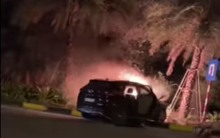 Ô tô tông vào dải phân cách rồi bốc cháy ngùn ngụt trên đường Hà Nội