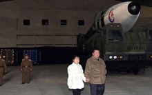 Cận cảnh con gái lãnh đạo Triều Tiên cùng cha xem phóng tên lửa