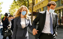 Cầu hôn giữa ‘tâm bão cáo buộc’, liệu chồng của Elizabeth Holmes có âm mưu gì đằng sau?