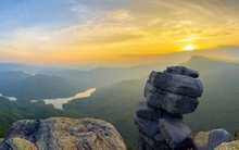 Chiêm ngưỡng kỳ quan đá chồng ở Quảng Ninh