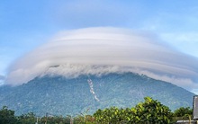 Chuyên gia nói gì về đám mây hình 'đĩa bay' trên núi Bà Đen?