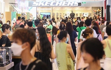 Đường phố ùn tắc, TTTM đông đúc vì người dân đi mua sắm ngày Black Friday ở TP.HCM