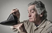 2 lĩnh vực đừng dại mà 'rót tiền' vào dù nghèo đến mấy: Nắm chắc thua lỗ, tiền mất tật mang