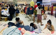 Hóa đơn tính tiền dài cả mét dịp Black Friday ở TP.HCM