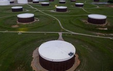 Tiếp tục sụt mạnh, giá dầu toàn cầu đã sụt 35% trong 6 tháng qua