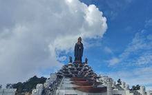 Du khách đổ về núi Bà Đen sau hiện tượng “mây đĩa bay” bí ẩn