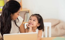 Cha mẹ có EQ cao dạy trẻ 3 kỹ năng để tiếp xúc với công nghệ một cách thông minh