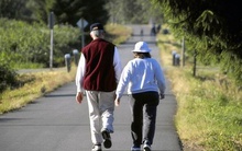 Cụ ông 100 tuổi từng bị ung thư dạ dày từ chối hoá trị, lên núi sống an nhiên, 3 năm sau quay lại bác sỹ bất ngờ với kỳ tích xảy ra