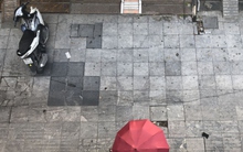 Vỉa hè Hà Nội lát đá tuổi thọ 70 năm bị xe cộ leo lên "băm nát"