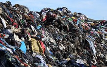 Tai họa từ thời trang nhanh: Thỏa niềm đam mê của người giàu, chất núi rác thải lên cuộc sống của những nước nghèo nhất