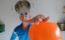 Bí ẩn việc người đàn ông có khả năng hút mọi đồ vật lên người bằng suy nghĩ