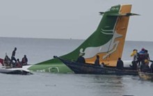 Máy bay chở khách lao xuống hồ, 19 người thiệt mạng