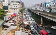 Lô cốt công trình chắn 2/3 lòng đường Hà Nội, dân ngám ngẩm chịu cảnh ùn tắc