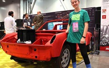 Cô bé 14 tuổi tự làm Porsche 914 điện bằng tiền bán rau gây sốt tại triển lãm xe độ