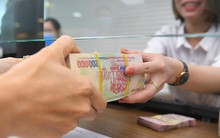 Lãi suất tăng cao, gửi 3 năm hưởng lãi gần 30%: Người dân ồ ạt gửi tiền ngân hàng