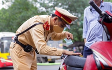 Uống với bạn 2 chén rượu, tài xế méo mặt khi nhận biên bản xử phạt nồng độ cồn