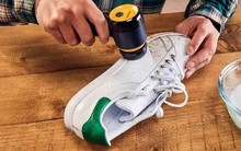 Dịch vụ giặt giày cực hot ở Trung Quốc: Quẹt điện thoại là có người tới cửa lấy giày giặt sạch sẽ thơm tho, thợ gen Z lương cao hơn tân cử nhân