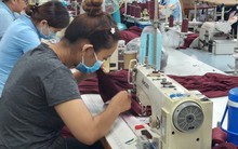 Công nhân ngóng thưởng Tết