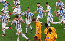 Loạt hành động gây hấn xấu xí giữa Argentina và Hà Lan