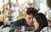 Phố lên đèn, giới trẻ Hà thành 'lên đồ' check in không gian Giáng sinh rực rỡ