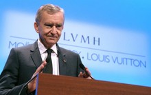 Vua hàng hiệu Bernard Arnault lấy mất vị trí giàu nhất thế giới của Elon Musk: Người giàu vẫn tích cực tiêu tiền bất chấp suy thoái kinh tế, đế chế xa xỉ LVMH làm ăn ra sao?
