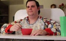 Dạy con sai cách, 'cậu bé khổng lồ' 33 tuổi vẫn phải mặc bỉm, ngủ cũi: Tưởng là thương con nhưng vô tình đánh mất cơ hội trưởng thành một đời