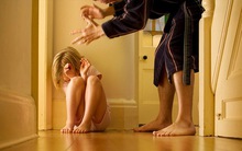 3 kiểu cha mẹ độc hại nhất, yêu thương sai cách khiến trẻ bị tổn thương cả cuộc đời