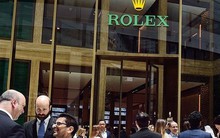 Hé lộ nơi thành viên hoàng gia cũng phải xếp hàng mua đồng hồ