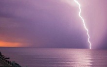 Tại sao sét ít đánh trên biển hơn trên đất liền