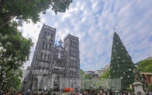 Người dân đổ về Nhà thờ Lớn trước Giáng sinh