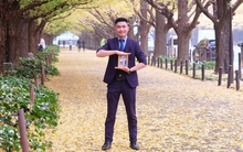 Chàng trai mồ côi nỗ lực giành học bổng, đem ảnh cha mẹ đi du lịch, tưởng nhớ công ơn sinh thành