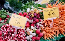 Theo chân người phụ nữ Việt đi chợ nông sản lâu đời của Thụy Sĩ: Hoa quả xanh tươi mơn mởn, gừng bán cả cây nhưng xem giá xong "tháo chạy"