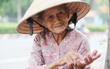 Gánh bánh mì ''độc lạ Bình Dương'' của bà cụ 86 tuổi: ''Ai không có tiền ngoại cho luôn để bà con ăn lót dạ"