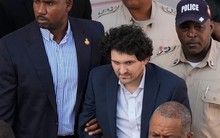 Đặc vụ Mỹ áp tải “kẻ tội đồ” đứng sau cú sập của FTX lên phi cơ về New York