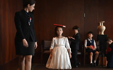 Lớp học quý tộc cho giới nhà giàu Trung Quốc: Chi hàng triệu USD chỉ để học thưởng trà, ăn bánh, hôn gió đúng cách