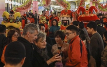 Đông nghịt người đổ về phố ẩm thực đêm Đảo Ngọc - Ngũ Xã trong ngày khai trương