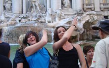 Du khách ném hàng triệu USD ở đài phun nước nổi tiếng nhất thế giới, chính quyền 'bội thu'?