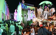 TP.HCM: Giới trẻ đổ xô ra đường đi chơi Noel đông đúc tại trung tâm quận 1 và khu xóm đạo quận 8