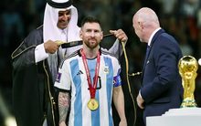Áo choàng đen của Messi gây 'sốt' trên thế giới sau World Cup